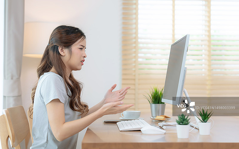 在家工作的亚洲女性，她感到疲倦和压力图片素材