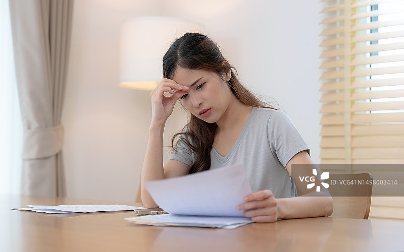 看到每月支出过高的有压力的亚洲女人图片素材