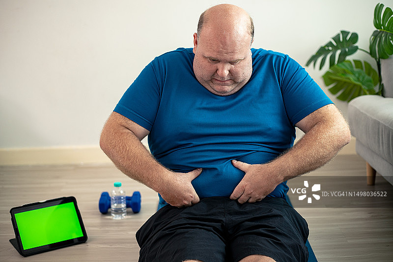 男人因饮食概念而体重超标图片素材