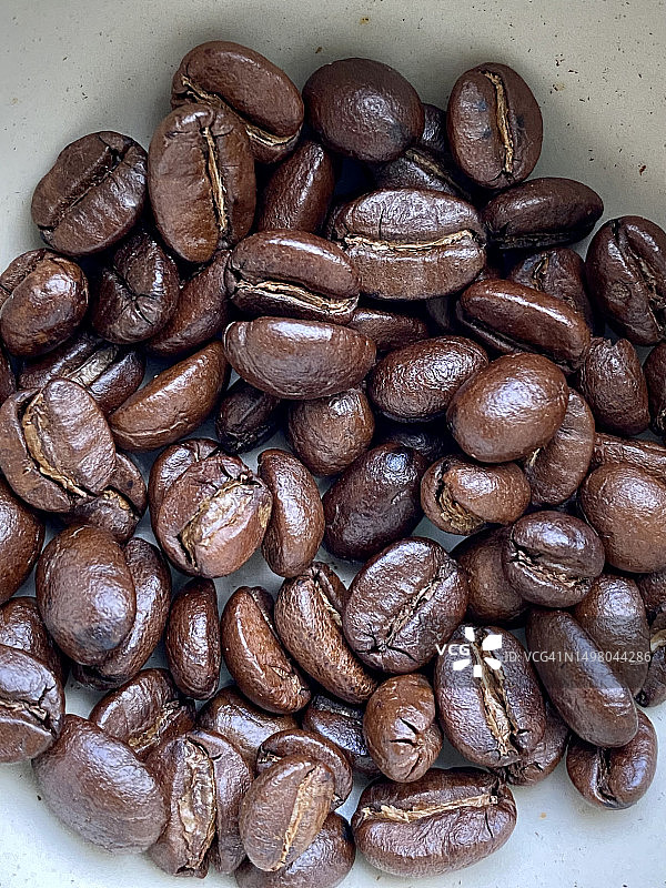 深度烘焙的阿拉比卡咖啡豆图片素材