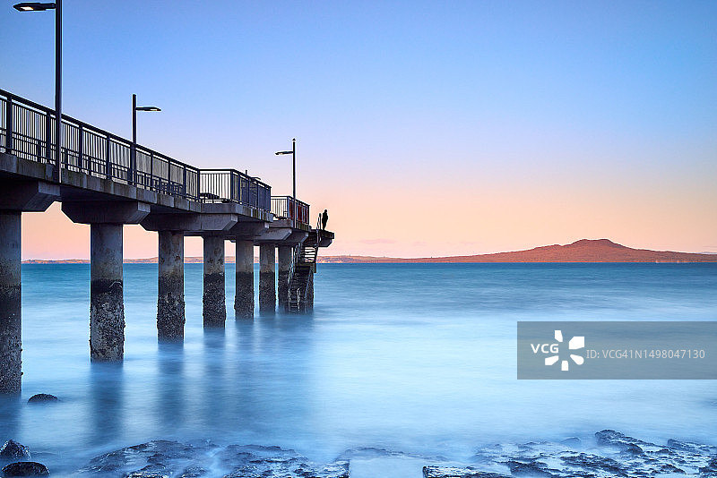 奥克兰北岸默里湾码头的渔夫图片素材