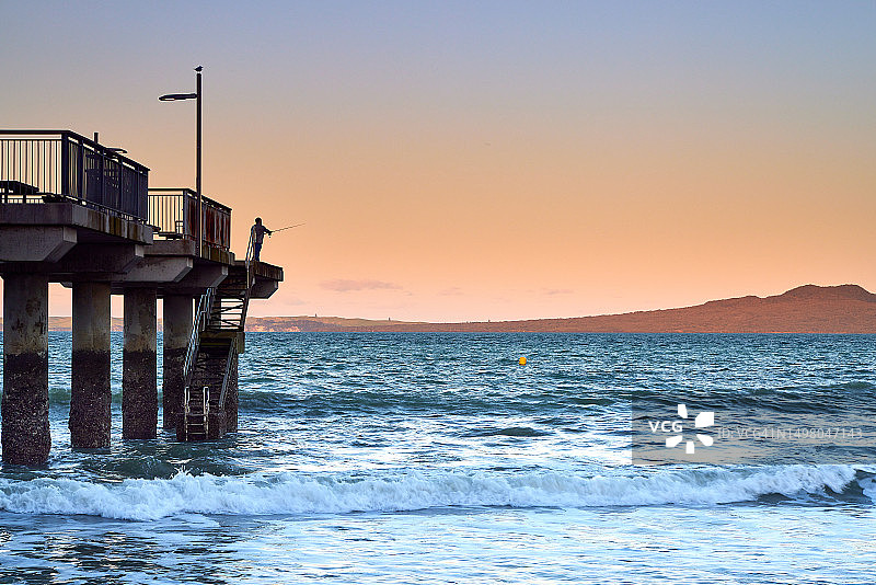 奥克兰北岸默里湾码头的渔夫图片素材