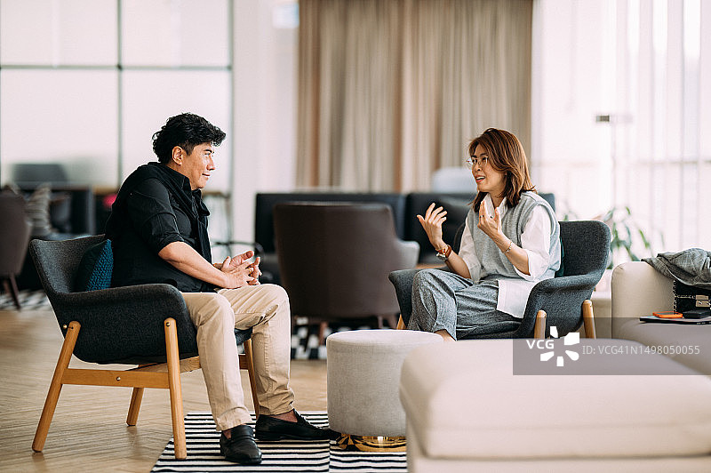 打破障碍：亚裔女心理学家和年长白人探索复原力图片素材