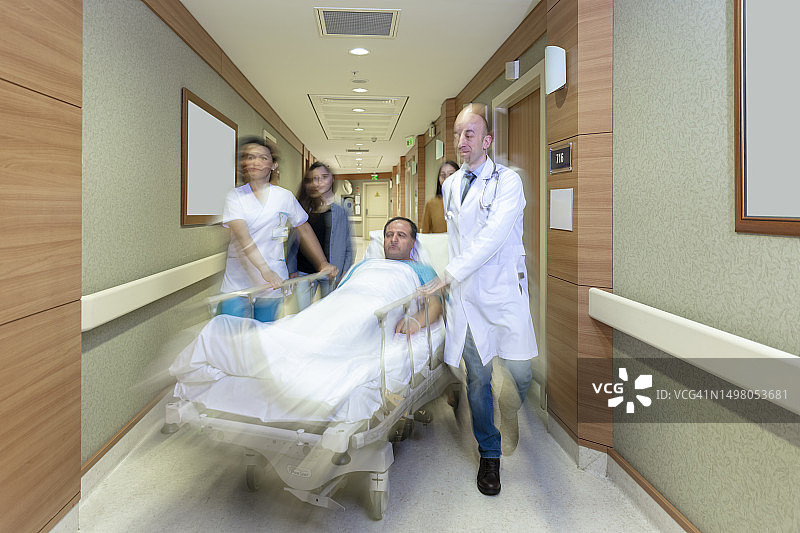 医生和护士在走廊里进行紧急反应图片素材