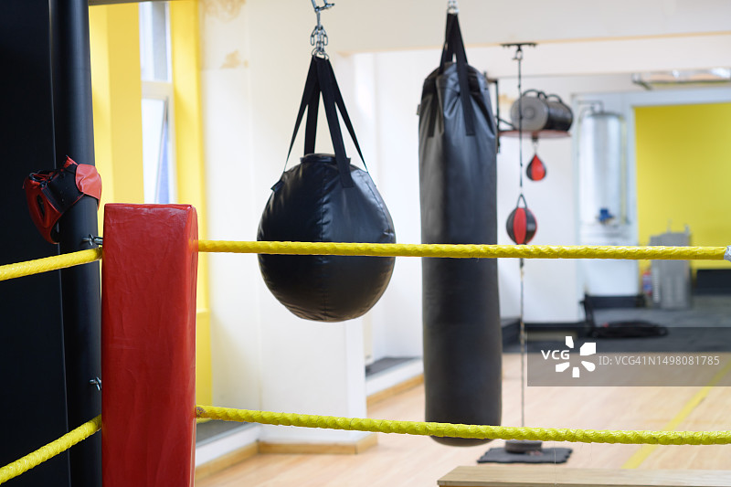 色彩缤纷的健身房里的拳击器材图片素材