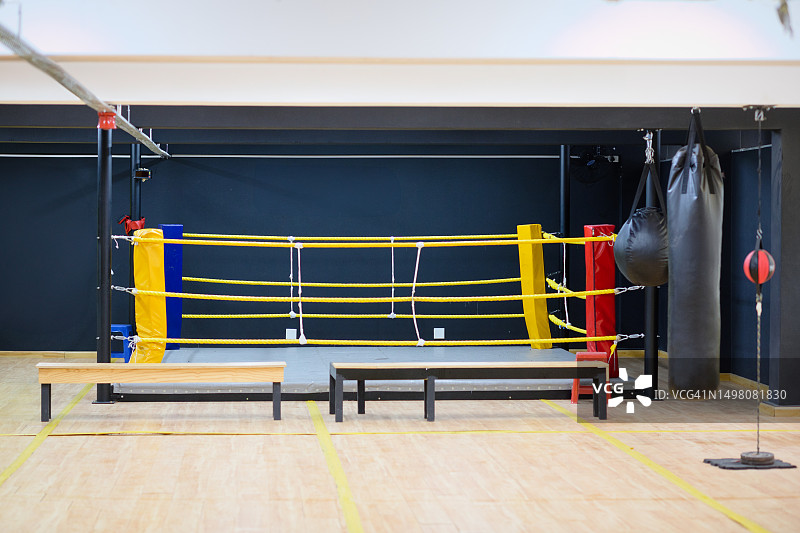 五彩健身房内的拳击擂台和器材图片素材
