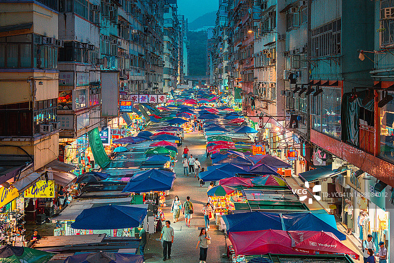 中国香港九龙霓虹灯下的繁华市场图片素材