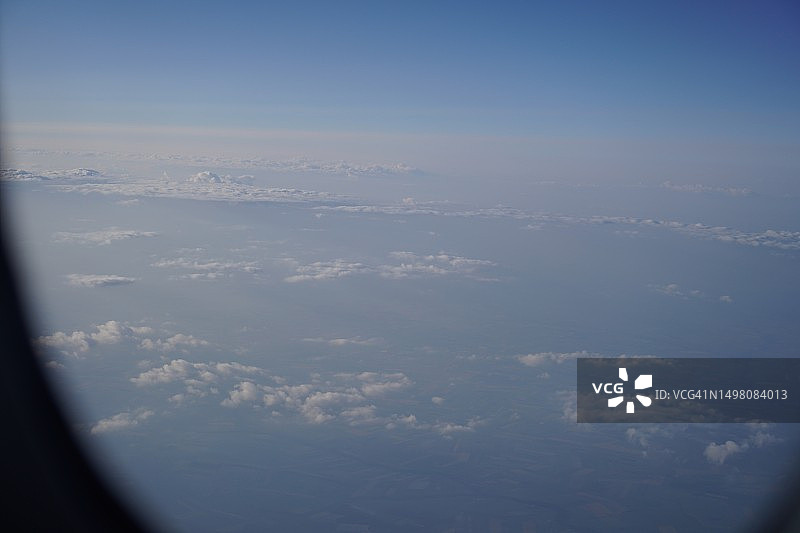 飞机窗口看到的蓝色天空云彩图片素材