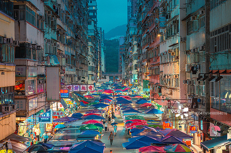 中国香港九龙霓虹灯下的繁华市场图片素材