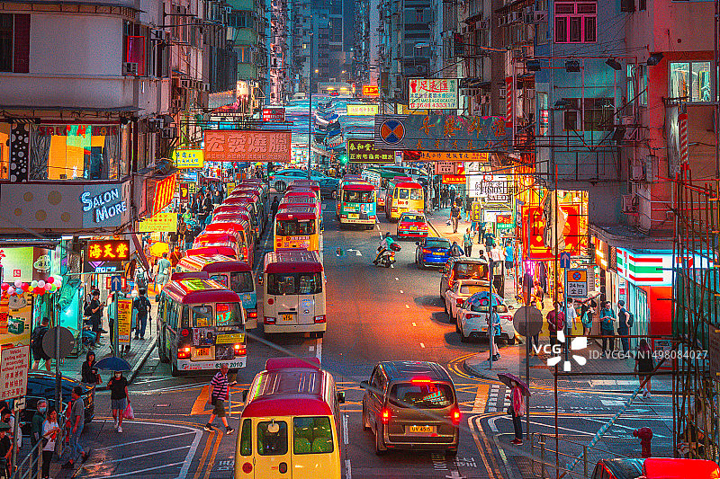 充满活力的霓虹灯招牌的繁华都市景观，中国香港九龙图片素材