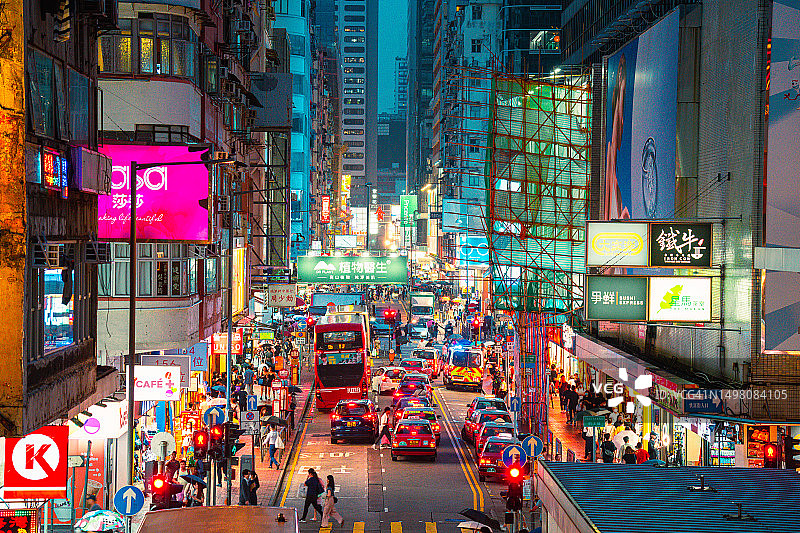 充满活力的霓虹灯招牌的繁华都市景观，中国香港九龙图片素材