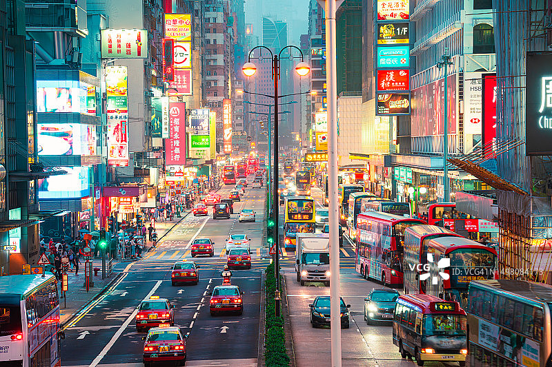 充满活力的霓虹灯招牌的繁华都市景观，中国香港九龙图片素材
