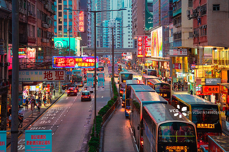充满活力的霓虹灯招牌的繁华都市景观，中国香港九龙图片素材