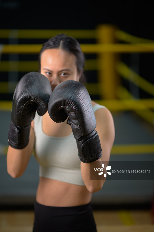 拳击馆里专注的中国年轻女运动员肖像图片素材