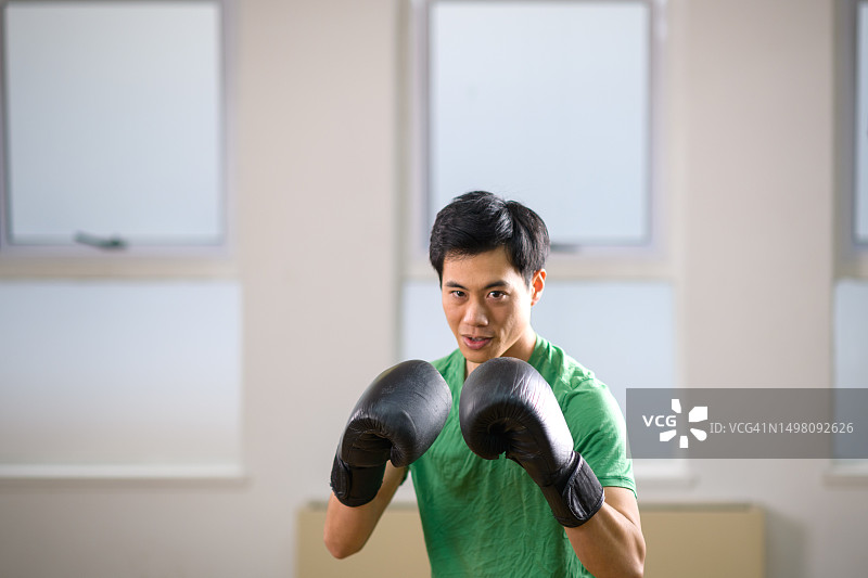 亚洲男运动员的拳击剪影图片素材