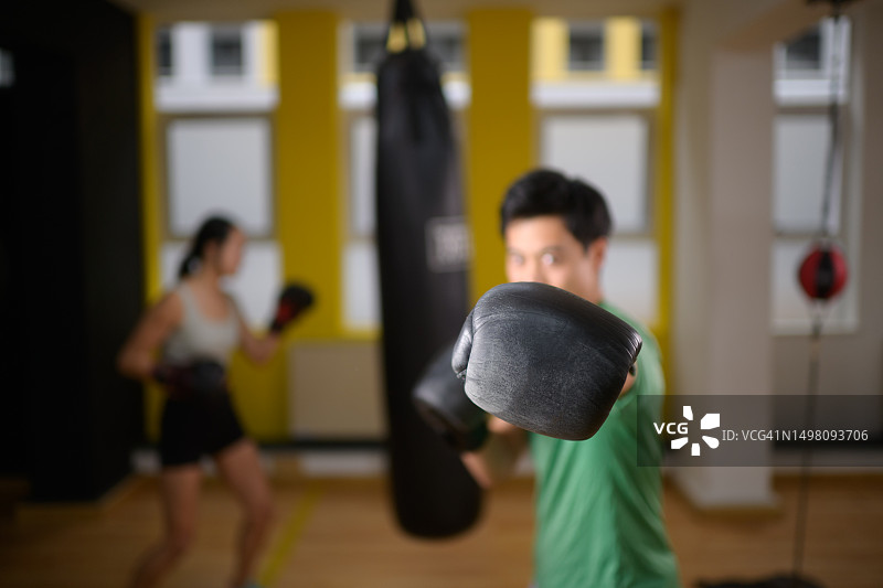 亚洲男女在焦点中进行拳击手套的影子拳击图片素材