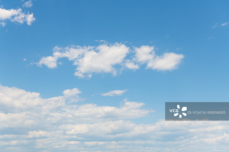 蓝色天空背景和白色云朵柔焦图片素材
