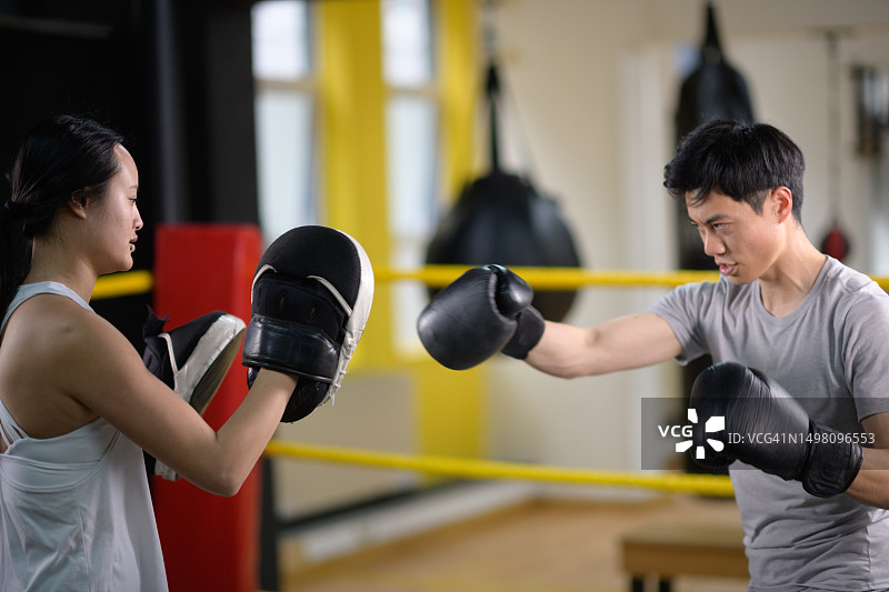 中国男女运动员在拳击练习中出拳图片素材
