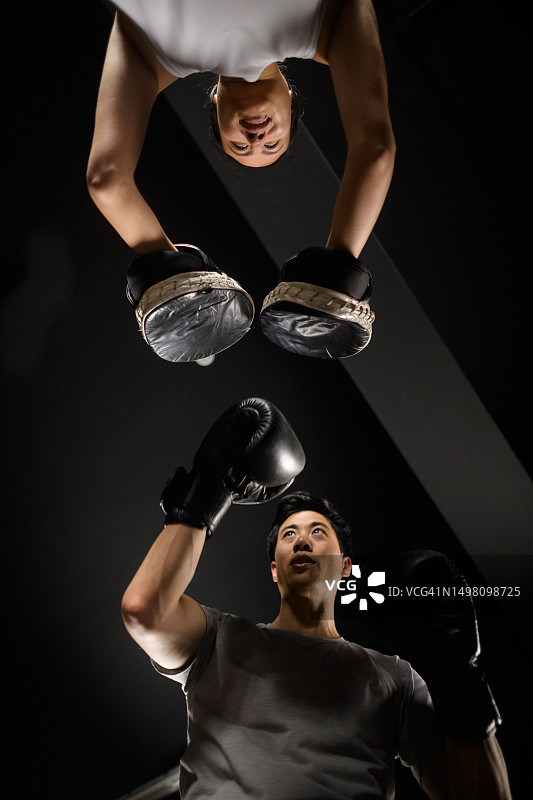 中国拳击手勾拳击打训练图片素材