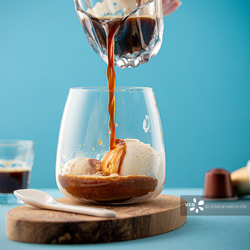 自制阿芙奇朵：意式咖啡甜点，浓缩咖啡倒入冰淇淋杯中图片素材