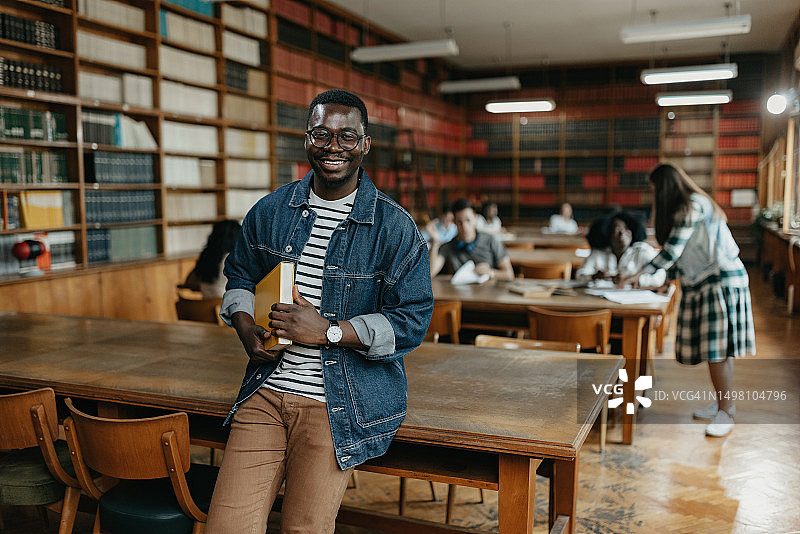 图书馆里的黑人学生肖像图片素材