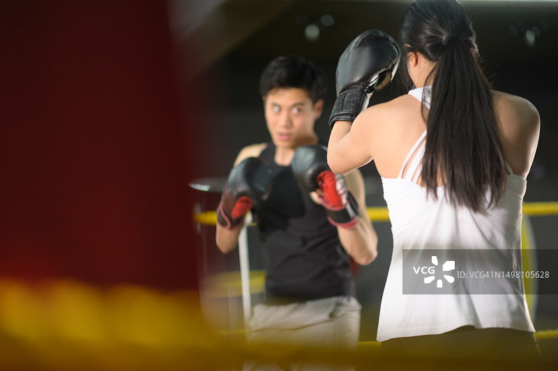 中国男女拳击手在拳击台上对决图片素材