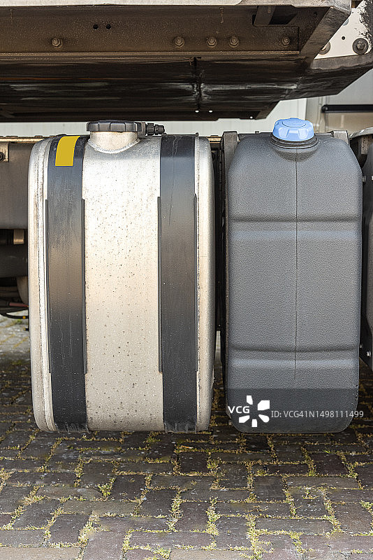 连接到卡车的两个柴油箱图片素材