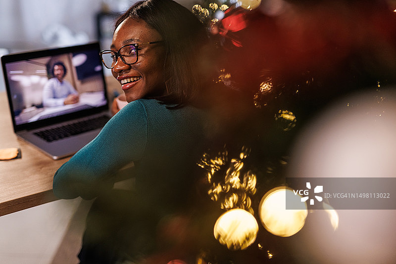 年轻女人一边享用热饮，一边与朋友进行视频聊天图片素材