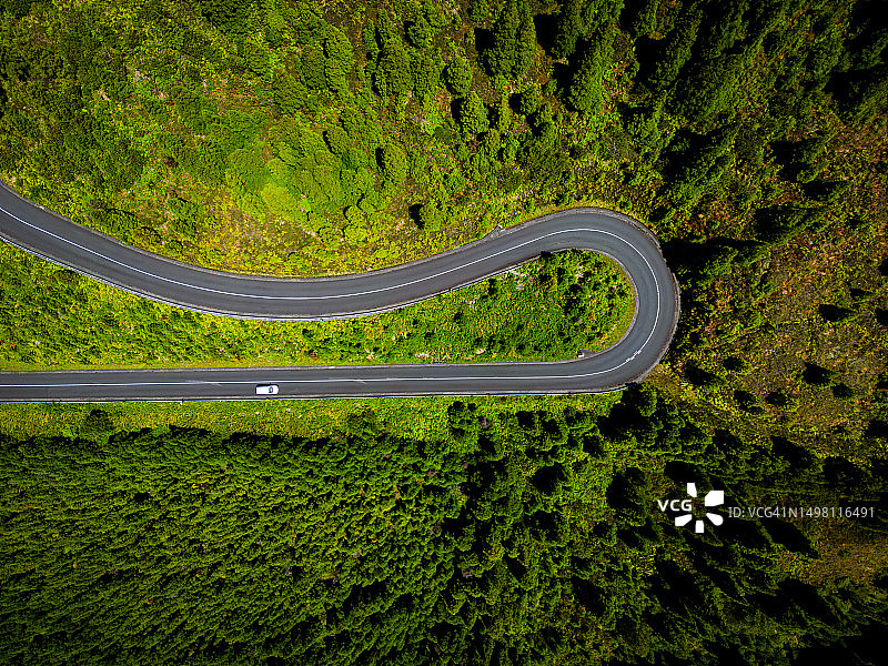 葡萄牙亚速尔群岛圣米格尔岛山间公路上的航拍影像图片素材