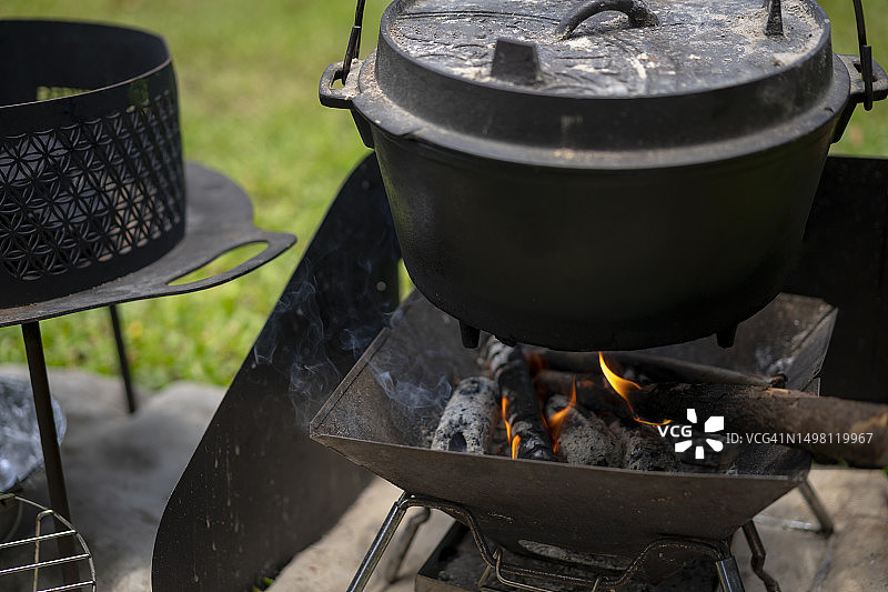 营地篝火旁的铸铁锅图片素材