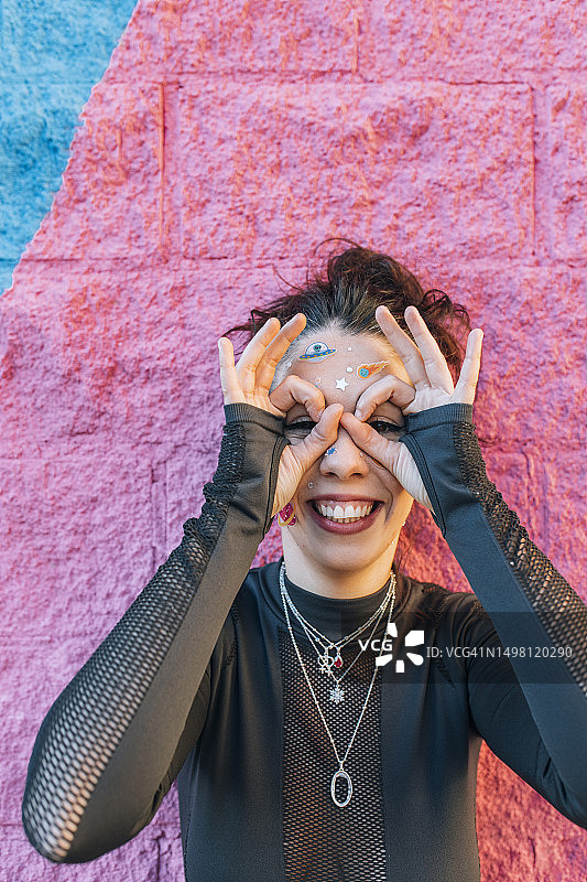 用手在眼睛上做出眼镜形状的女人图片素材