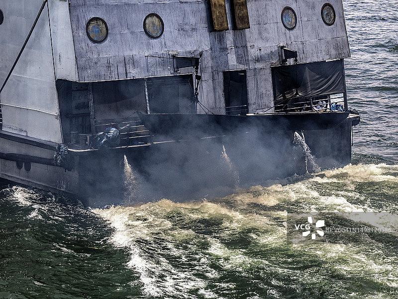 尼罗河上游轮造成的污染，埃及图片素材