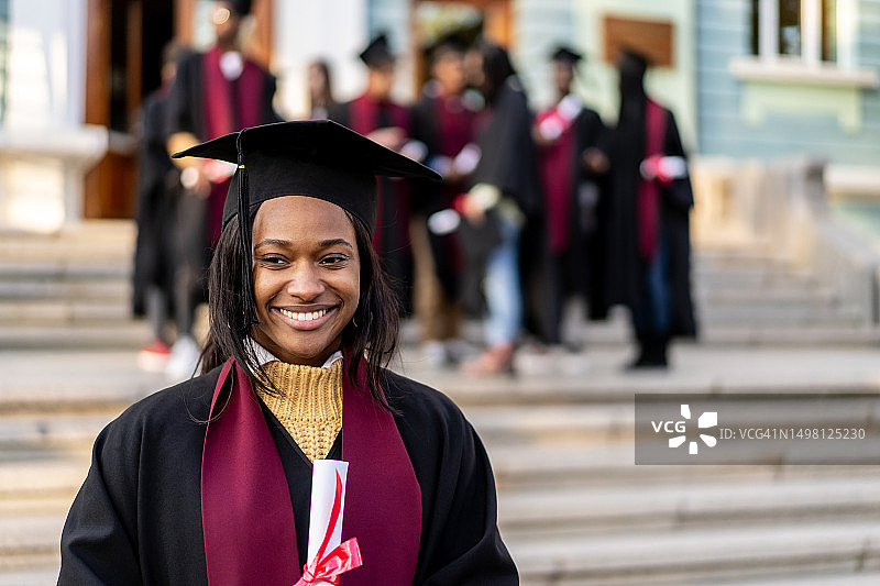 对着镜头微笑的大学或高中毕业生图片素材