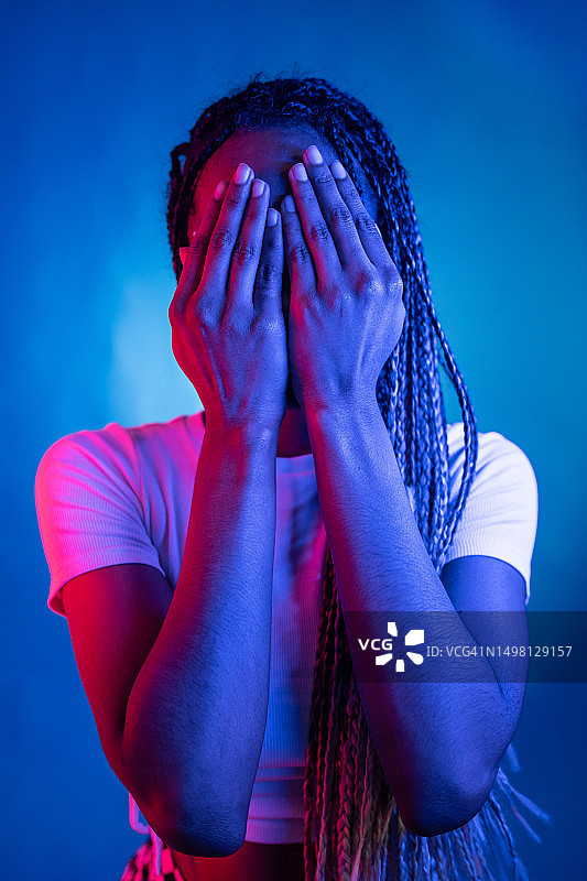 用手捂住脸的女人图片素材