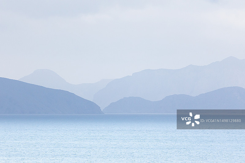 雾气中的蓝色海岸线：希腊克里特岛图片素材