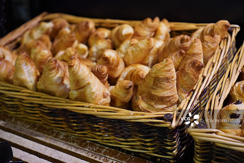 编织篮子里的葡萄干面包图片素材