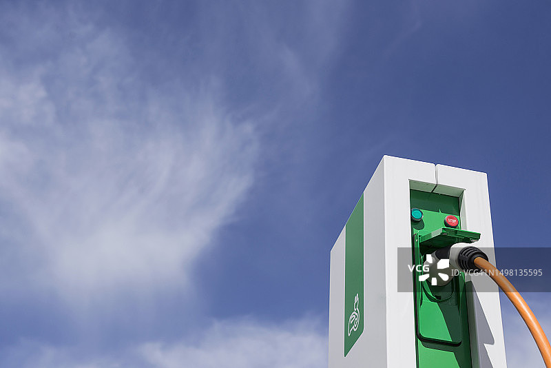 德国巴伐利亚慕尼黑的电动汽车充电站图片素材