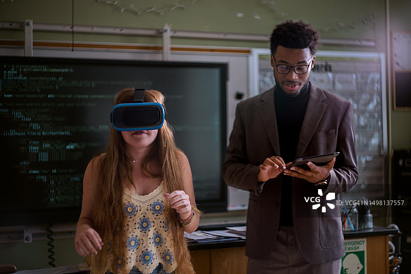 高中女生在课堂上演示VR头显图片素材