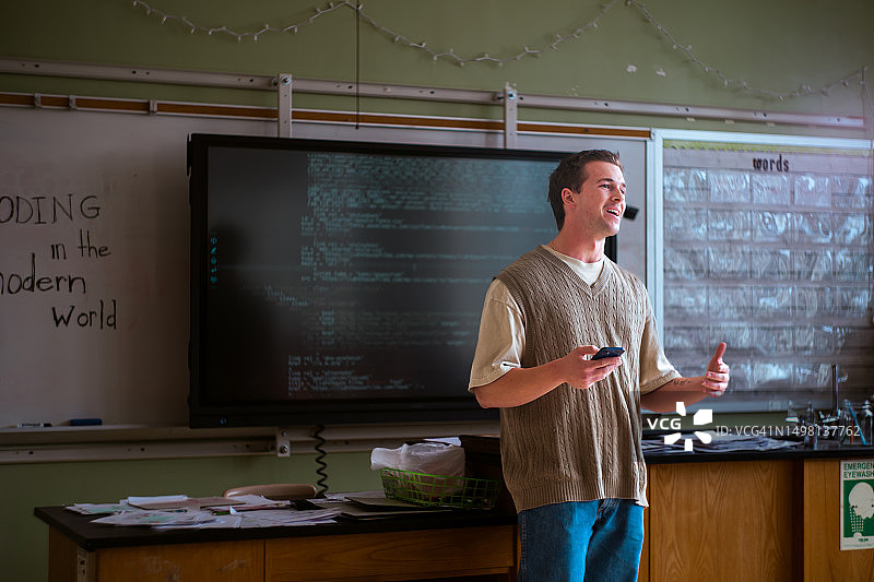 年轻男学生在编程课上做演示图片素材