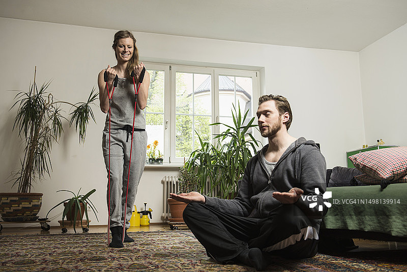 德国慕尼黑情侣在客厅锻炼图片素材