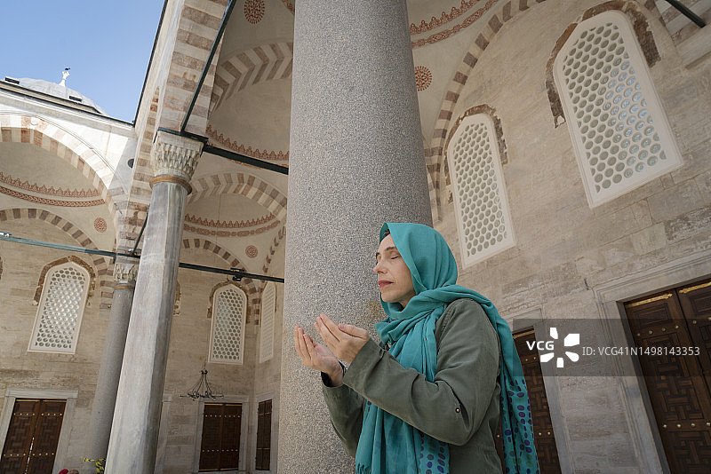 在清真寺祈祷的女人图片素材