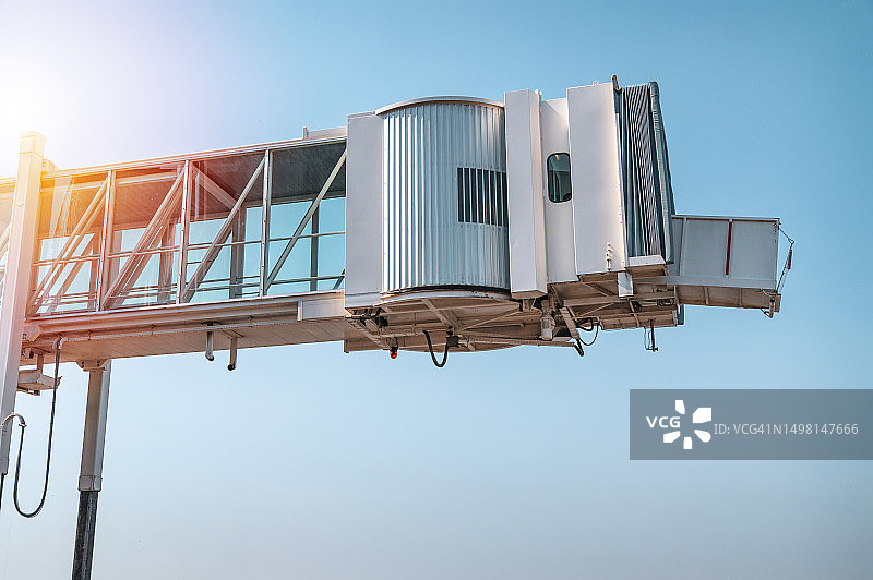 低角度拍摄的旅客登机桥图片素材