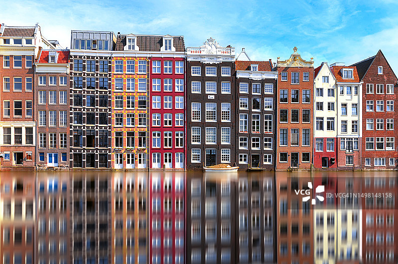 荷兰阿姆斯特丹彩色房屋的倒影图片素材