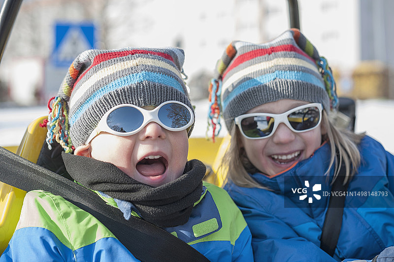男孩驾驶电动玩具车的肖像图片素材