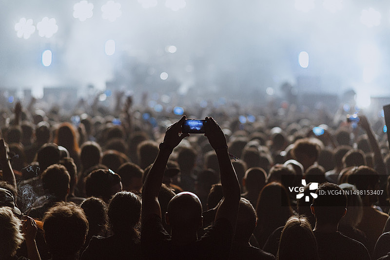 人们用手机录制摇滚音乐会图片素材