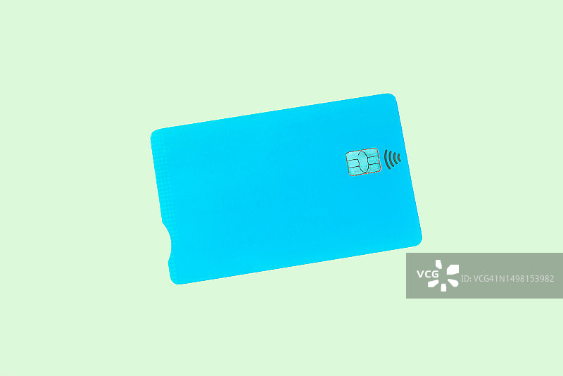 浅绿色背景上的蓝色信用卡图片素材