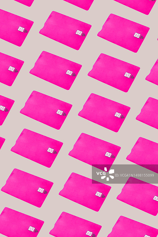 灰色背景上的洋红色信用卡图片素材