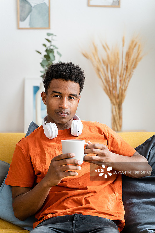 手拿咖啡杯的黑人男子图片素材