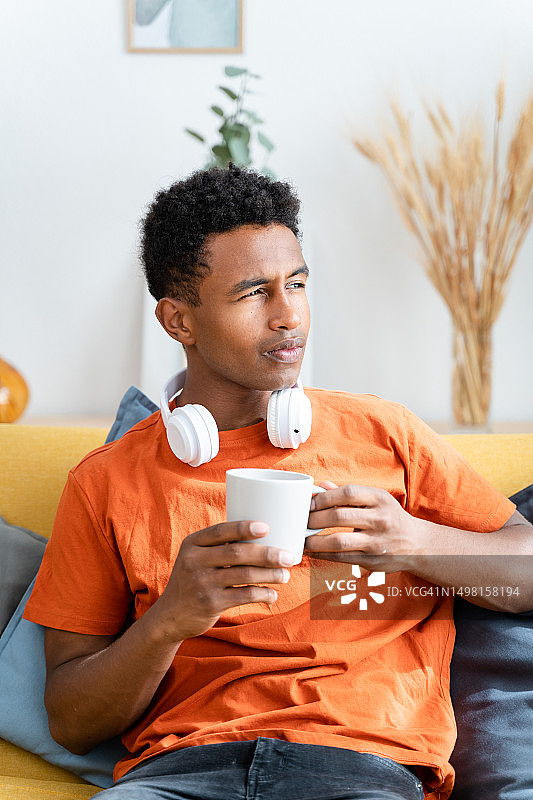 手拿咖啡杯的黑人男子图片素材