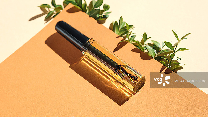 米色背景下的眉毛睫毛滋养油图片素材